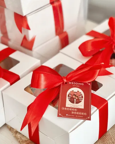 Wedding gift box with Chinese twill cake, Japanese cake roll, and mini fruit tart