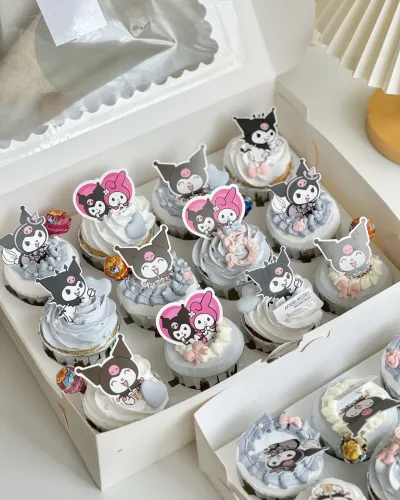 Custom cake topper cupcakes with names and numbers for celebration