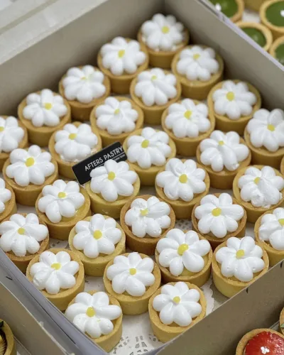 Mini lemon tart with golden crust and smooth lemon curd