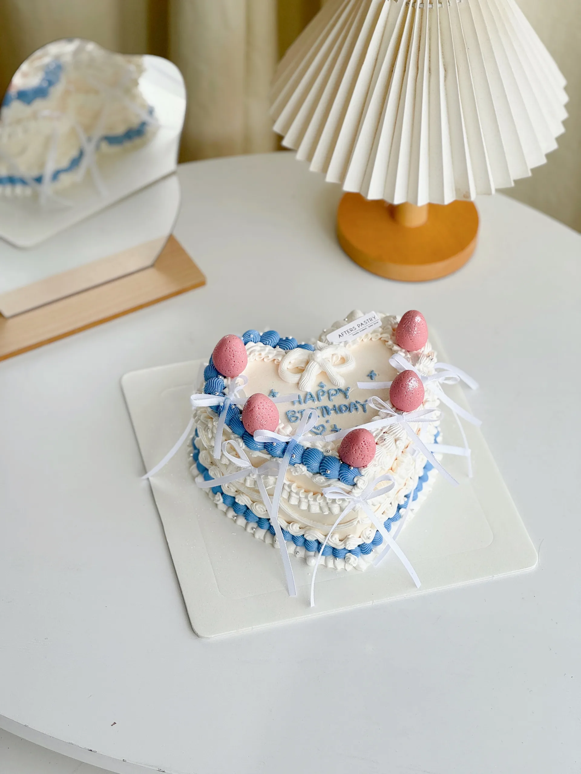 Hearty vintage cake with pastel piping design