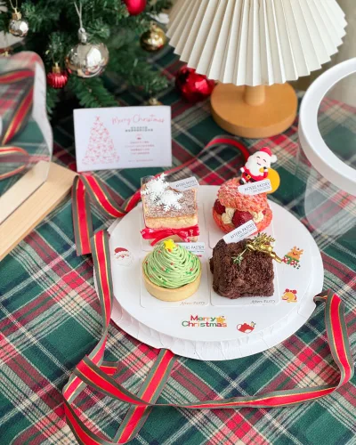 Christmas Mini Cakes with festive designs