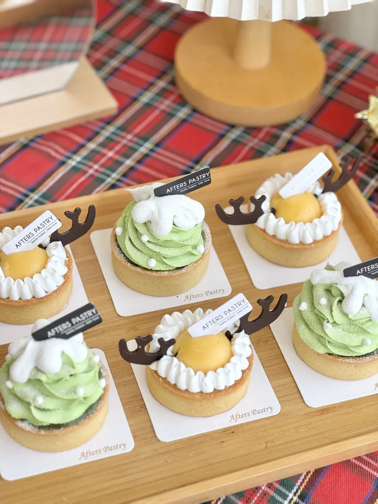 Hojicha Christmas Slice Cake with roasted tea flavour and seasonal decoration